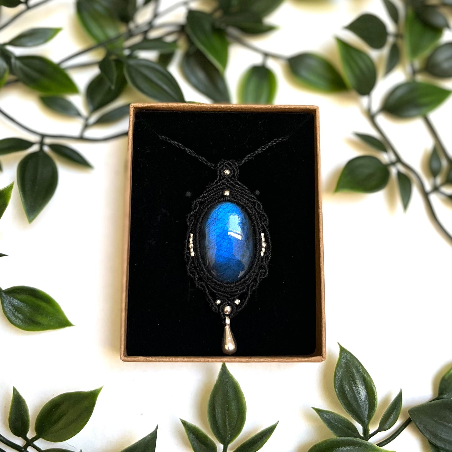 Amulet s kristalom Labradorit